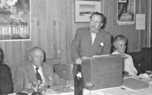 St. Märgen: Hirschen; Pressefahrt: Ministerialrat Prof. Asal, Dipl. Bibliothekar Schmidt am Pult