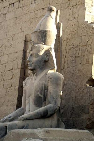 Hof Ramses II. — Statue