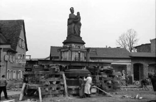 Achern: Leopold zieht um (Denkmal in Achern)