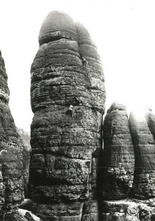 Sächsische Schweiz, Schrammsteine. Jungfer. Seilschaft Ehrhardt Renger bei der 2. Begehung des Nordwestweges (VIIc) in der Ausstiegsrinne