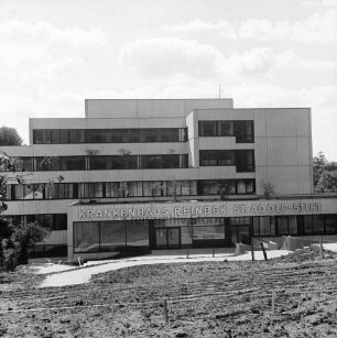 Krankenhäuser: Krankenhaus Reinbek St. Adolf-Stift: Hamburger Straße: Mittelbau vor Fertigstellung mit Namenszug: vorn unbefestigtes Außengelände mit Gehweg: rechts Treppe: links Busch