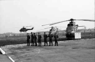 Freiburg: Mannschaft vor "Puma" Hubschrauber
