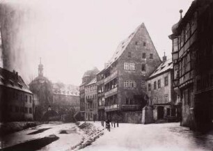 Bamberg, Blick über eine Straße : Bamberg. Am Kanal. Blick über den Ludwigskanal nach Nordwesten zur Oberen Brücke mit Rathaus