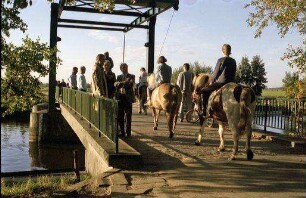 Worpswede: Moorlandschaft Hamme, Zugbrücke mit Reitern