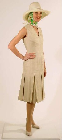 Sommerkleid aus naturfarbenem Leinen