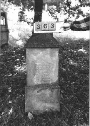 Grabstein 363 (Index: 100106730) Material: Sandstein Zustand: völlig verwittert, vollständiger Textverlust Maße HxBxT: 113x43x12 cm Beschreibung: Stele mit Abdeckplatte und Rundbogenaufsatz, Sockel: Grabstein 363