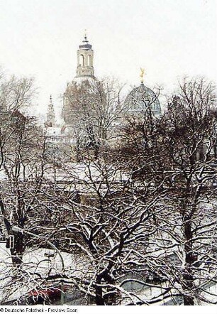 Blick von der Carola-Brücke über Terrassenufer gegen Frauenkirche und Kuppel des Ausstellungsgebäudes des Sächsischen Kunstvereins