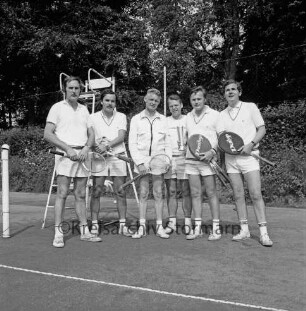 Tennis: Kreisturnier: Tennisplatz des Tennis- und Hockey-Clubs "Blau-Weiß" e.V.: Spielergruppe: hinten Sitz des Schiedrichters, Hecke, Bäume