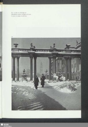 Der verschneite Schloßplatz