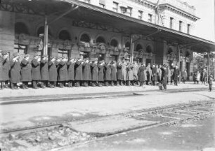 Bahnstation : Verleihung militärischer Ehren am Hauptbahnhof der Stadt Plovdiv, Bulgarien