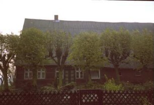 Oetjendorf: Fachwerkhaus: traufständige Straßenfront: links Wohntrakt mit Eingangstür, rechts Wirtschaftstrakt