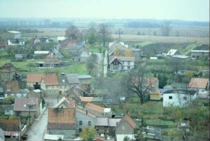 Blick vom Kirchturm nach W: vorn die Ledergasse, Mitte links Eckermannhaus; Mitte hinten das Thüringer Landgericht (Bäume)
