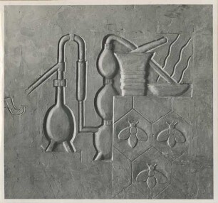 Relief Berufssymbol: Laborgerät, Mörser, Bienenwaben: Tonmodell