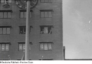 Menschen im Krochhochhaus