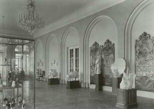 Dresden: Zwinger, Innenansicht, Pavillon E mit Neuaufstellung der Porzellansammlung (Eröffnung am 23.9.1962), Saal der Meißner Tierplastik, Kändler-Figuren, mit Barocktheaterkulissen als Hintergrund