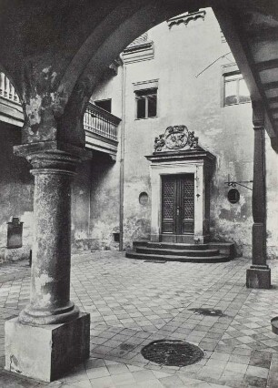 Schloss Dölitz, kleiner Burghof mit Wappen der Leipziger Kaufmannsfamilie Winkler