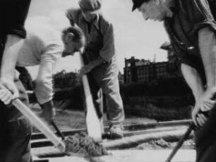 Szene aus dem DEFA-Dokumentarfilm "Dresden": Beim Bau der "Brücke der Einheit" (Albertbrücke)