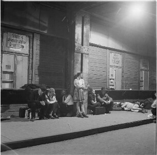 Anhalter Bahnhof mit wartenden Reisenden vor geschlossenen Fahrkartenschaltern : Berlin bei Nacht. Anhalter Bahnhof am Askanischen Platz mit wartenden Reisenden vor geschlossenen Fahrkartenschaltern