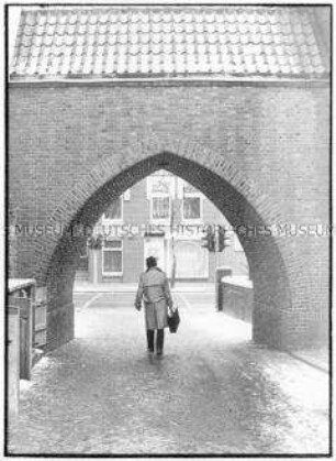 Lehrer geht durch das Schultor (Altersgruppe 14-17)
