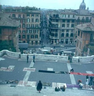 Rom. Blick von der Spanischen Treppe (ital. Scalinata di Trinità dei Monti) auf die Piazza du Spagna