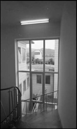 Freiburg: Verwaltungsgebäude, Ausblick vom Treppenhaus zum Tank
