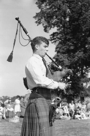 In Lawrence-Weston, Bath : In (Lawrence-Weston) Bath, Bagpiper
