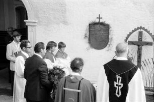 Langenegg, Vorarlberg: Feier vor der Kirche und Kranzniederlegung
