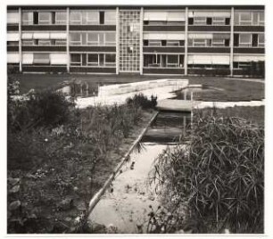 Grünflächen am Max-Planck-Gymnasium, Düsseldorf: Schulgebäude, Garten mit Sitzmauern und Wasserbecken