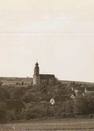 Leuben. Ortsansicht mit Kirche