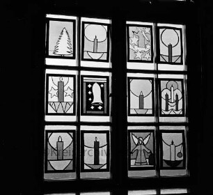Königin-Luise-Schule: Grabauer Straße: Schülerarbeiten: Fenstertransparente mit weihnachtlichen Motiven