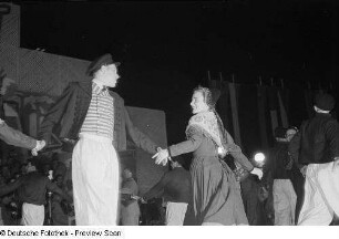 Personen bei einer Tanzvorführung auf der Leipziger Herbstmesse 1954