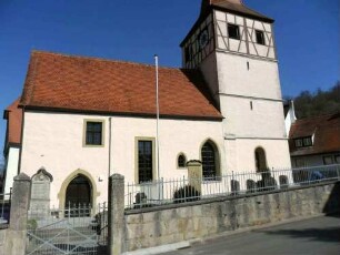 Ansicht von Süden mit Chorturm (Schlitzfenster in den Mittelgeschossen) sowie Langhaus (einst festes Langhaus) in Kirchhof