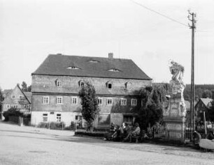 Straße mit Denkmal
