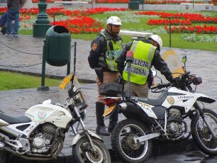 Lima - Motorisierte Verkehrspolizei : Verkehrspolizisten stehen mit ihren Motorrädern auf der Plaza de Armas im Zentrum der Hauptstadt vor dem Präsidentenpalast. Aufgenommen am 27. August 2011 in Lima