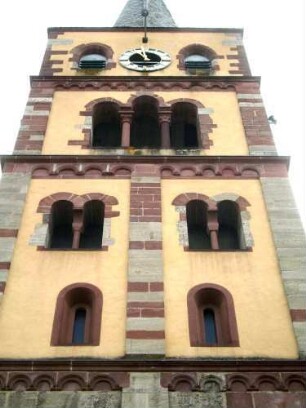 Stadtkirche - Kirchturm von Westen-obere Geschosse mit Rundbogenfries sowie Bi- und Triforium in Übersicht