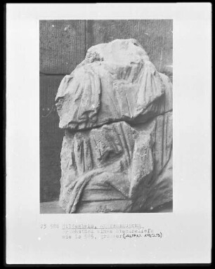 Bruchstück eines Oberkörpers einer Figur