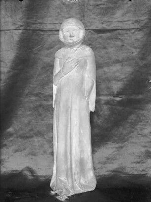 Weibliche Statue in langem Gewand mit Kopfbedeckung