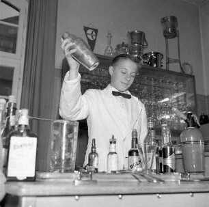 Marburg. Barkeeper beim Mixen eines Cocktails