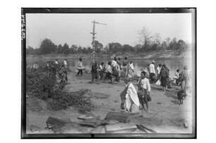 Wartende am Fluss : Phetchaburi. Wartende Menschen am Fluss an einem Schiffshaltepunkt oder einem Fähranleger, 1909