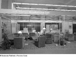 Sitzgruppe Viola : Ausstellungskojen mit Wohnzimmermöbeln des VEB Thüringer Möbelkombinat Suhl. Ansicht mit Sitzgruppe "Viola