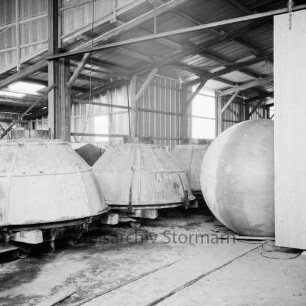 Haase-Öltanks: Blick in die Fertigungshalle mit Öltanks