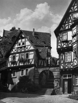 Miltenberg, Marktplatz. Zwei Häuser (rechts Sogenanntes Hohes Haus von 1530) und Schnatterloch