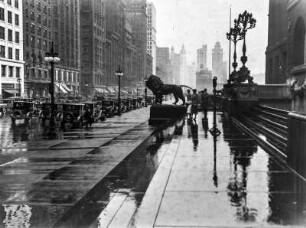 Michigan Avenue in Downtown : Blick in eine Straße in Chicago