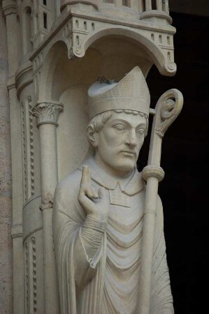 Am Portal der Kirche Notre Dame