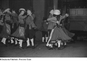 Tanzende Paare in Tracht auf der Bühne bei der Endveranstaltung des Kreisausscheides der Volkskunst