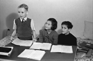 Bukarest: Familie Schmidt, Kinder an der Schulbank
