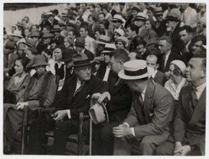 Franklin D. Roosevelt und Generalkonsul Paul Schwarz unter den Zuschauern im Trainingslager von Max Schmeling in Kingston, New York. 3. von links: Franklin D. Roosevelt, daneben Generalkonsul Paul Schwarz