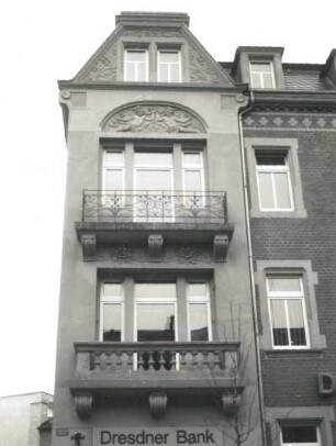 Dresden-Pieschen, Großenhainer Straße 133/135. Doppelwohnhaus mit Läden (Dresdner Bank; um 1900). Eckrisalit mit Balkonen (Nr. 133, 1. und 2. Obergeschoss)