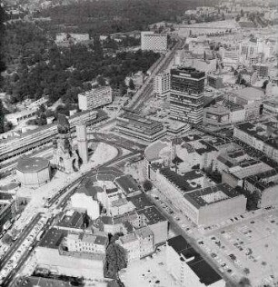 Luftaufnahme, Blick von Süd-Westen auf den Breitscheidplatz. Berlin-Charlottenburg, Budapester Straße, Tauentzienstraße
