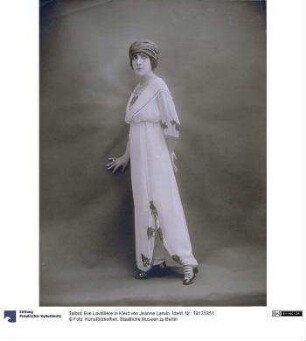 Eve Lavallière in Kleid von Jeanne Lanvin